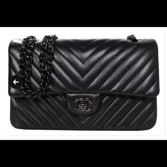 CHANEL Handbags - BLACK CHANEL CHEVRON LIKE NEW BOX AND DUST BAG
